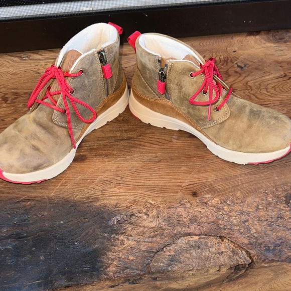 Kids UGG Canoe III Weather Sneaker Boots with Red Laces - Picture 4 of 7